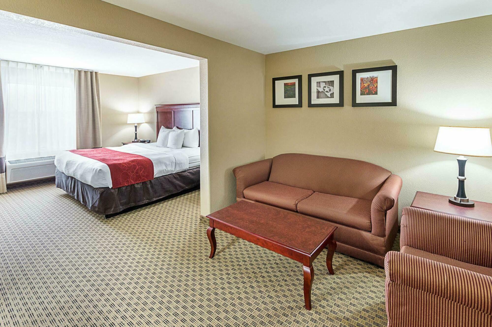Comfort Suites Ennis Luaran gambar