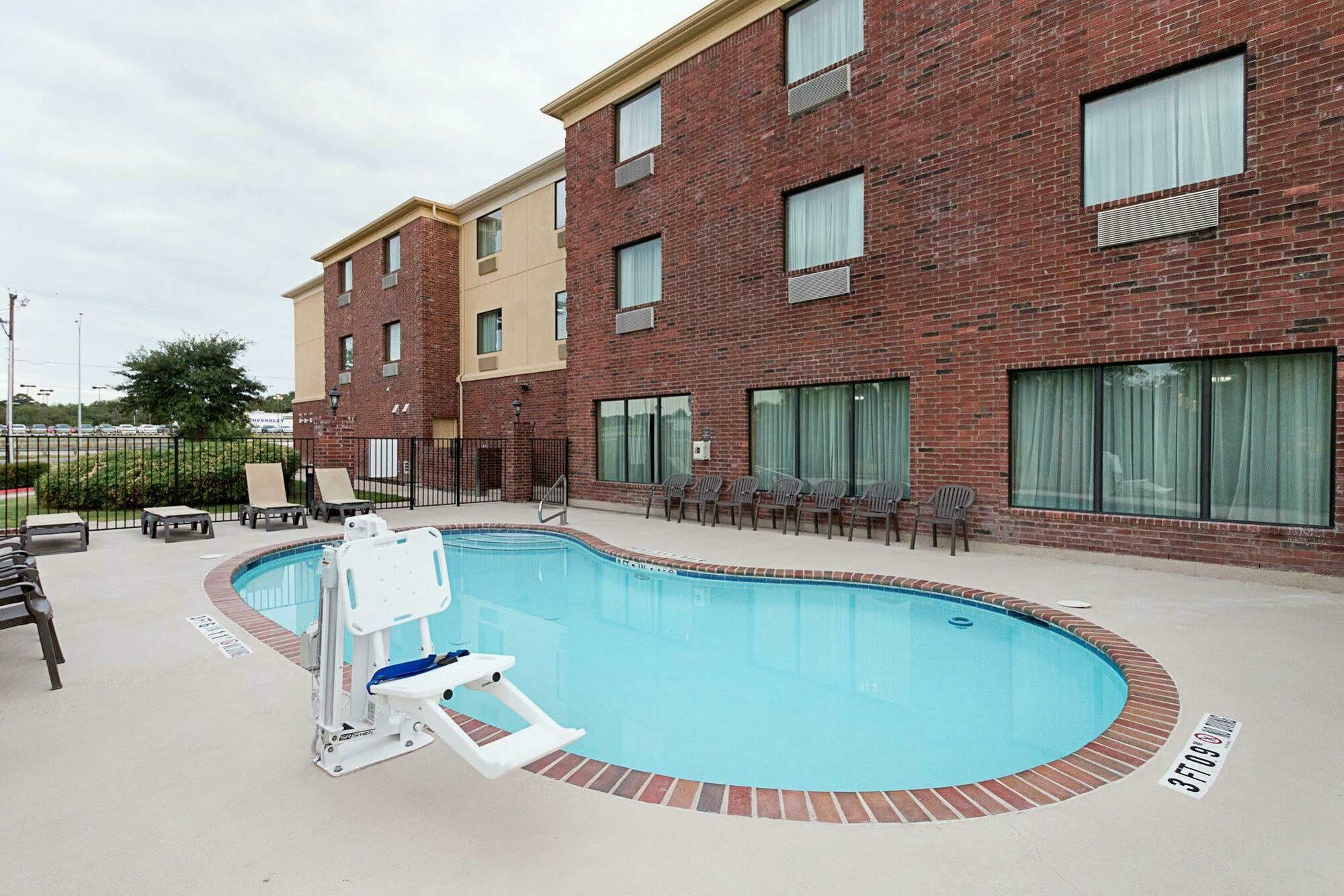 Comfort Suites Ennis Luaran gambar